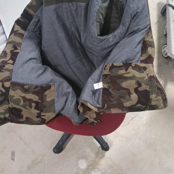 A weather proof jacket - Picture 5 of 9